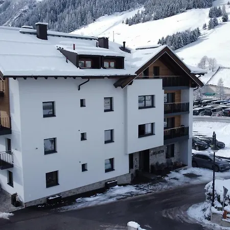 Hotel Garni Helvetia 3*