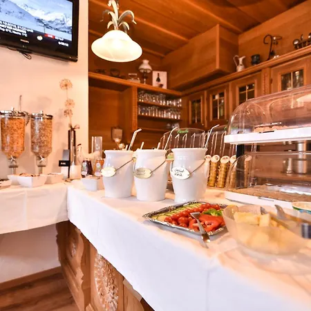 فندق Garni Helvetia 3*