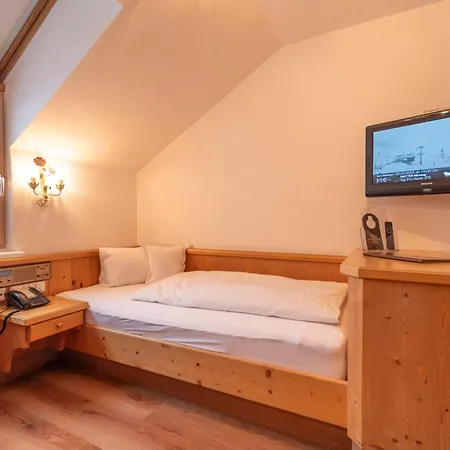 فندق Garni Helvetia 3*