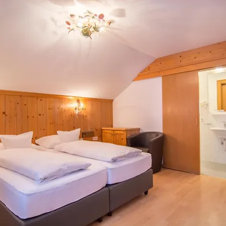فندق Garni Helvetia 3*